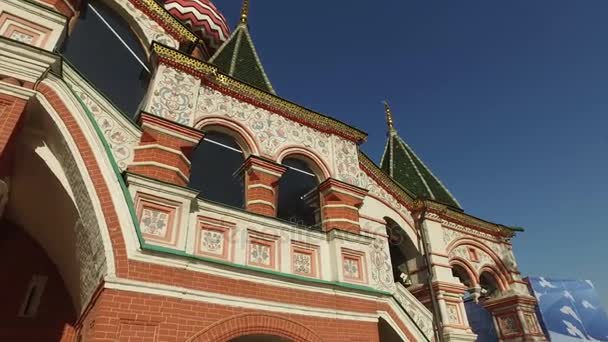 Basilikum-Kathedrale, Moskau, Russland. von 1555 bis 1561 auf Befehl von Zar Iwan dem Schrecklichen erbaut, um der Gefangennahme Kasans und Astrachans zu gedenken — Stockvideo