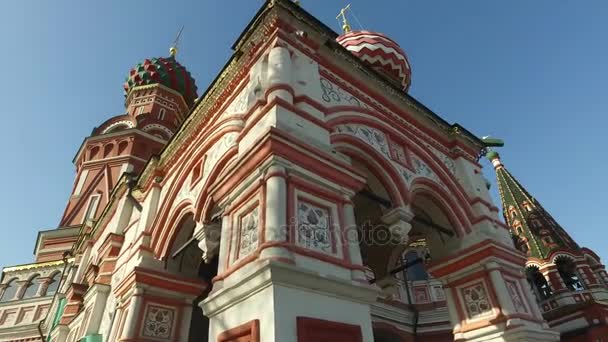 St. Basil's Cathedral, Moskva, Rusko. Sestaven z 1555 1561 pořadí Car Ivan hrozný na památku dobytí Kazaně a Astrachaň — Stock video