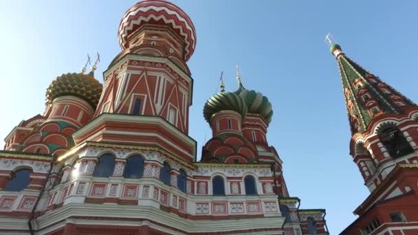 St Basil's Cathedral, Moskva, Ryssland. Byggd 1555 till 1561 på order av Tsar Ivan den förskräcklige till minne av erövringen av Kazan och Astrachan — Stockvideo