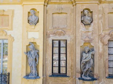 Şunun ayrıntıları Arconati villa, heykel pencereler ve balkon. Villa Arconati, Castellazzo, Bollate, Milan, İtalya. Havadan görünümü