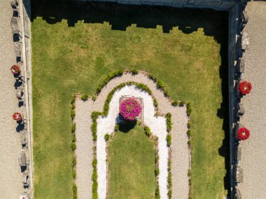 Bir çiçekli Bahçe çiçek ve vazolar, Villa Arconati, Castellazzo, Bollate, Milan, İtalya ile havadan görünümü.