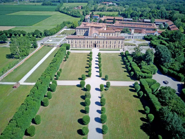 Villa Arconati, Castellazzo, Bollate, Mediolan, Włochy. Widok z lotu ptaka z willi Arconati 17/06/2017. Ogrody i park, Groane Park. — Zdjęcie stockowe