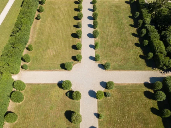 Vue aérienne d'un jardin avec arbres et avenues, Villa Arconati, Castellazzo, Bollate, Milan, Italie — Photo