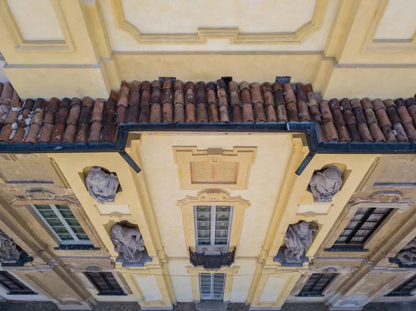 Detalles de la villa de Arconati, ventanas de estatuas y balcones. Villa Arconati, Castellazzo, Bollate, Milán, Italia. Vista aérea —  Fotos de Stock