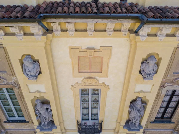 Details van de Arconati-villa, standbeeld ramen en balkons. Villa Arconati, Castellazzo, Bollate, Milan, Italië. Luchtfoto — Stockfoto