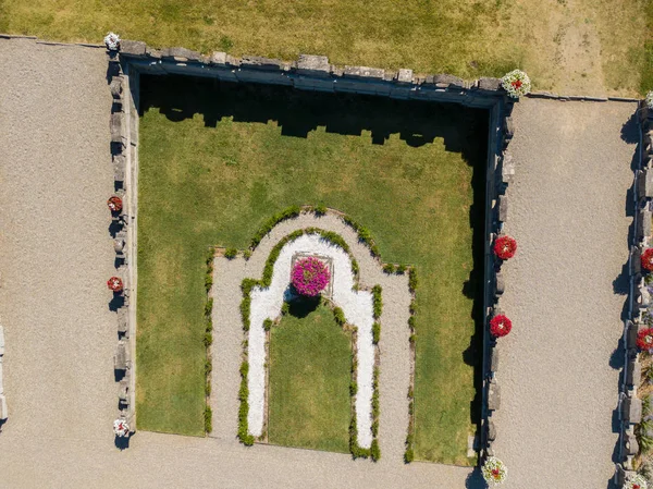 Aerial view of a flowering garden with flowerbeds and vases, Villa Arconati, Castellazzo, Bollate, Milan, Italy. — Stock Photo, Image