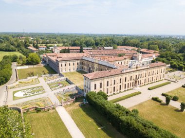 Villa Arconati, Castellazzo, Bollate, Milan, İtalya. Villa Arconati hava görünümünü. Park, Groane Park ve bahçeler. Sarayı, Barok tarzı palace, sokakları ve yukarıda da görüleceği ağaçlar