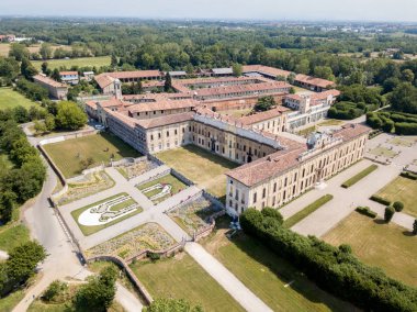 Villa Arconati, Castellazzo, Bollate, Milan, İtalya. Villa Arconati hava görünümünü. Park, Groane Park ve bahçeler. Sarayı, Barok tarzı palace, sokakları ve yukarıda da görüleceği ağaçlar