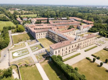 Villa Arconati, Castellazzo, Bollate, Milan, İtalya. Villa Arconati hava görünümünü. Park, Groane Park ve bahçeler. Sarayı, Barok tarzı palace, sokakları ve yukarıda da görüleceği ağaçlar