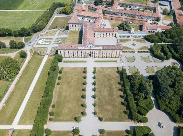 Villa Arconati, Castellazzo, Bollate, Milan, Italy. Aerial view of Villa Arconati. Gardens and park, Groane Park. Palace, baroque style palace, streets and trees seen from above — Stock Photo, Image