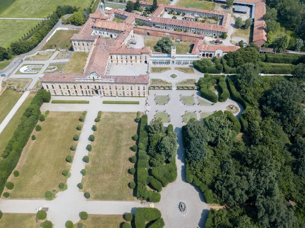 Villa Arconati, Castellazzo, Bollate, Milan, Italy. Aerial view of Villa Arconati. Gardens and park, Groane Park. Palace, baroque style palace, streets and trees seen from above — Stock Photo, Image