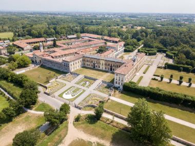 Villa Arconati, Castellazzo, Bollate, Milan, İtalya. Villa Arconati hava görünümünü. Park, Groane Park ve bahçeler. Sarayı, Barok tarzı palace, sokakları ve yukarıda da görüleceği ağaçlar