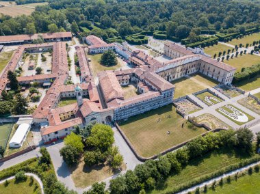 Villa Arconati, Castellazzo, Bollate, Milan, İtalya. Villa Arconati hava görünümünü. Park, Groane Park ve bahçeler. Sarayı, Barok tarzı palace, sokakları ve yukarıda da görüleceği ağaçlar