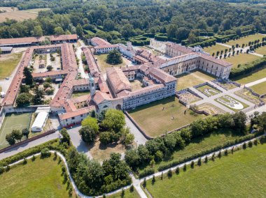 Villa Arconati, Castellazzo, Bollate, Milan, İtalya. Villa Arconati hava görünümünü. Park, Groane Park ve bahçeler. Sarayı, Barok tarzı palace, sokakları ve yukarıda da görüleceği ağaçlar