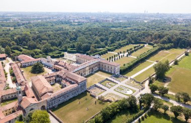 Villa Arconati, Castellazzo, Bollate, Milan, İtalya. Villa Arconati hava görünümünü. Park, Groane Park ve bahçeler. Sarayı, Barok tarzı palace, sokakları ve yukarıda da görüleceği ağaçlar