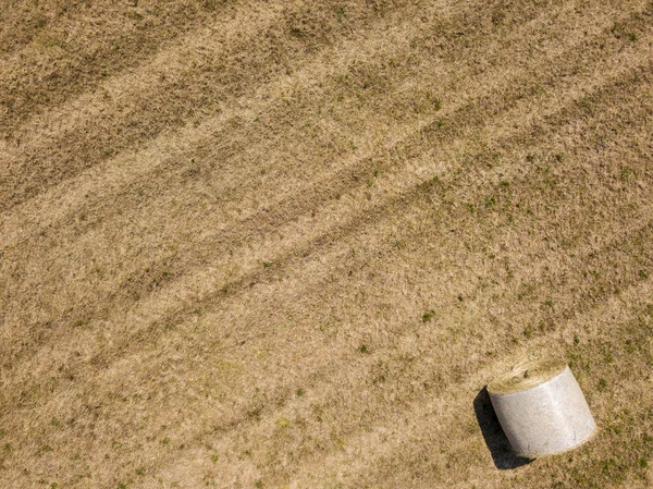 Naturaleza y paisaje: Vista aérea de un campo, campo arado, cultivo, hierba verde, campo, agricultura, pajar, fardos de heno —  Fotos de Stock