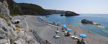 Calabria, İtalya: siyah Scoglio plaj dello Scorzone, Scorzone'nın Rock, dalgalar tarafından yüzyıllar yakınındaki küçük şehir San Nicola Arcella sırasında yapılan doğal taşlarla bay gizli