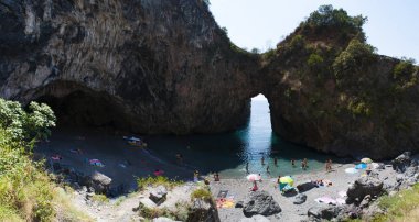 Calabria, İtalya: Arco Magno beach, büyük kemer beach, dalgalar tarafından yüzyıllar, yakınındaki küçük şehir San Nicola Arcella sırasında yapılan doğal bir kemer ile gizli bir küçük koy