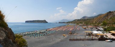 Calabria, İtalya: bir siyah plajları yakınındaki küçük şehir San Nicola Arcella Isola di Dino, Dino's Island, en büyük Adası Calabria'da Tiren Denizi manzaralı
