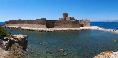 Calabria, İtalya: İyon Denizi ve Aragonca Kalesi, Le Castella, arazi Costa dei Saraceni Isola Capo Rizzuto sesteş hamlet olarak bakan küçük bir şerit üzerinde bir kale