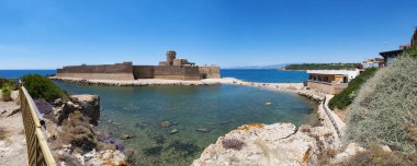 Calabria, İtalya: İyon Denizi ve Aragonca Kalesi, Le Castella, arazi Costa dei Saraceni Isola Capo Rizzuto sesteş hamlet olarak bakan küçük bir şerit üzerinde bir kale