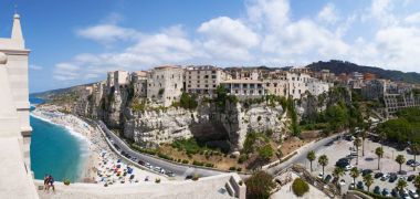 Calabria: Tiren Denizi ve Tropea, Güney İtalya, bir resif St Euphemia Körfezi yer alan bir ünlü banyo yer en ünlü turistik yerlerinden manzarası