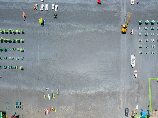 Vue aérienne d'une plage avec canots, bateaux et parasols. Praia a Mare, Province de Cosenza, Calabre, Italie. 26 / 06 / 2017 — Photo