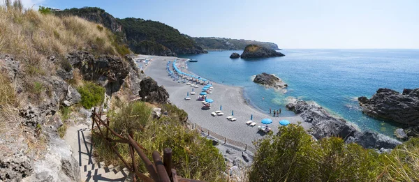 Calabria, Italia: la playa negra de Scoglio dello Scorzone, la Roca de Scorzone, bahía escondida con rocas naturales hechas por las olas durante los siglos cerca de la pequeña ciudad de San Nicola Arcella — Foto de Stock