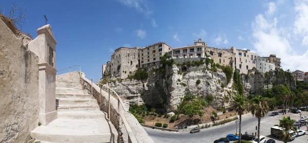 Calabria: lo skyline di Tropea, una delle mete turistiche più famose del sud Italia, visto dalle scale che portano al Monastero di Santa Maria dell'Isola — Foto Stock