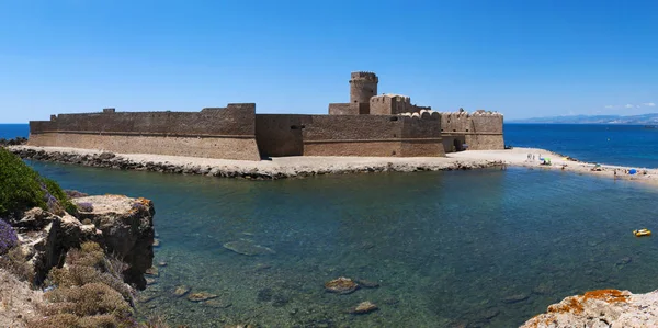 Kalabrien, italien: das ionische meer und die aragonese burg le castella, eine festung auf einem kleinen streifen land oberhalb der costa dei saraceni im gleichnamigen ort isola capo rizzuto — Stockfoto