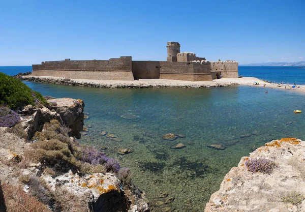 Calabria, Olaszország: a Jón-tengerre és az aragóniai vár, Le Castella, egy erőd, egy kis csík a land kilátással a Costa dei Saraceni azonos alakú falucskában épült Isola Capo Rizzuto — Stock Fotó