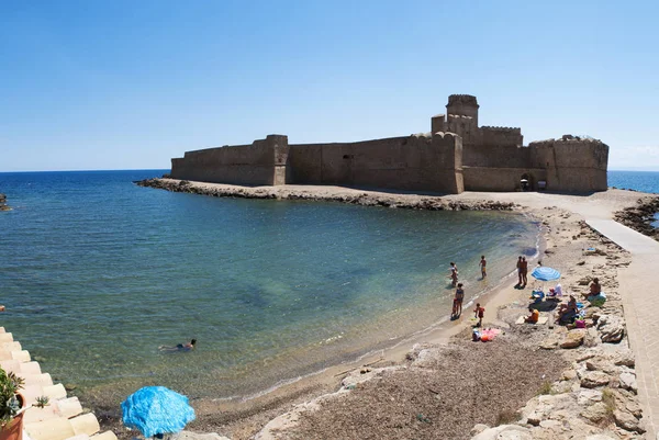 Calabria: il Mar Ionio e il castello aragonese di Le Castella, fortezza su un piccolo lembo di terra che domina la Costa dei Saraceni nell'omonimo borgo di Isola Capo Rizzuto — Foto Stock