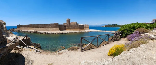 Kalabrien, italien: das ionische meer und die aragonese burg le castella, eine festung auf einem kleinen streifen land oberhalb der costa dei saraceni im gleichnamigen ort isola capo rizzuto — Stockfoto