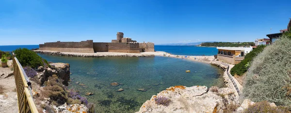 Kalabrien, italien: das ionische meer und die aragonese burg le castella, eine festung auf einem kleinen streifen land oberhalb der costa dei saraceni im gleichnamigen ort isola capo rizzuto — Stockfoto