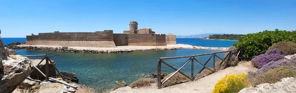 Calabria, Italia: el mar Jónico y el castillo aragonés de Le Castella, una fortaleza en una pequeña franja de tierra con vistas a la Costa dei Saraceni en la aldea homónima de Isola Capo Rizzuto —  Fotos de Stock