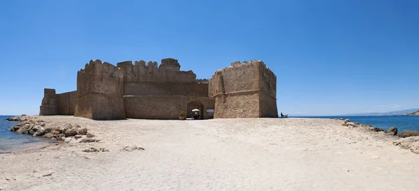 Calabria, İtalya: İyon Denizi ve Aragonca Kalesi, Le Castella, arazi Costa dei Saraceni Isola Capo Rizzuto sesteş hamlet olarak bakan küçük bir şerit üzerinde bir kale — Stok fotoğraf