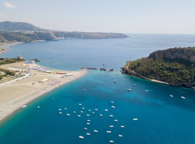 Dino Adası, havadan görünümü, ada ve plaj, Praia a Mare Cosenza eyaletinde, Calabria, İtalya. 