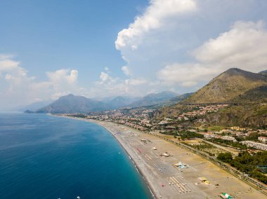 Praia bir Mare beach, Cosenza eyaletinde, Calabria, İtalya hava görünümünü. 06/26/2017. İşyerlerinde, tatil ve deniz banyo havadan görünümü