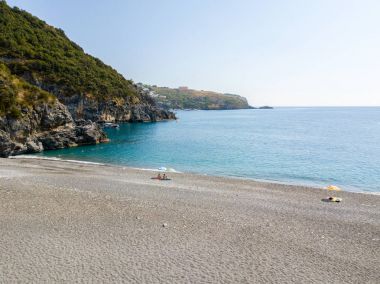 Calabria, havadan görünümü, San Nicola Arcella, bölgesindeki Cosenza kıyı şeridi. 06/26/2017. Plaj ve Tiren Denizi, koy ve Deniz Manzaralı promontories. İtalya