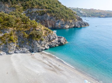 Calabria, havadan görünümü, San Nicola Arcella, bölgesindeki Cosenza kıyı şeridi. 06/26/2017. Plaj ve Tiren Denizi, koy ve Deniz Manzaralı promontories. İtalya