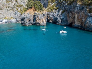 Büyük kemer, havadan görünümü, kemer Rock, Arco Magno ve plaj, San Nicola Arcella, Cosenza eyaletinde, Calabria, İtalya. 06/26/2017