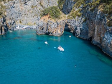 Büyük kemer, havadan görünümü, kemer Rock, Arco Magno ve plaj, San Nicola Arcella, Cosenza eyaletinde, Calabria, İtalya. 06/26/2017