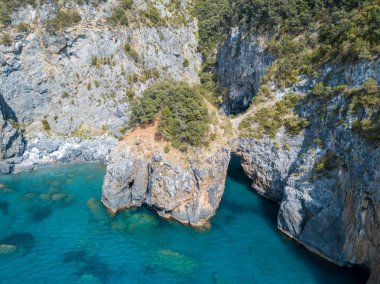 Büyük kemer, havadan görünümü, kemer Rock, Arco Magno ve plaj, San Nicola Arcella, Cosenza eyaletinde, Calabria, İtalya. 06/26/2017