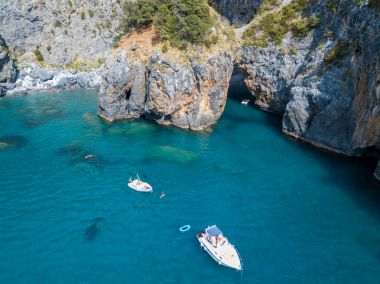 Büyük kemer, havadan görünümü, kemer Rock, Arco Magno ve plaj, San Nicola Arcella, Cosenza eyaletinde, Calabria, İtalya. 06/26/2017
