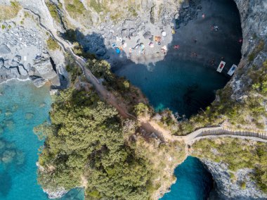 Büyük kemer, havadan görünümü, kemer Rock, Arco Magno ve plaj, San Nicola Arcella, Cosenza eyaletinde, Calabria, İtalya. 06/26/2017