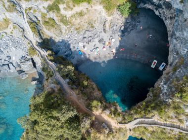 Büyük kemer, havadan görünümü, kemer Rock, Arco Magno ve plaj, San Nicola Arcella, Cosenza eyaletinde, Calabria, İtalya. 06/26/2017
