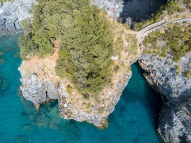 Büyük kemer, havadan görünümü, kemer Rock, Arco Magno ve plaj, San Nicola Arcella, Cosenza eyaletinde, Calabria, İtalya. 06/26/2017