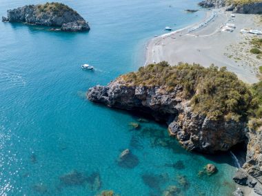 Calabria, havadan görünümü, San Nicola Arcella, bölgesindeki Cosenza kıyı şeridi. 06/26/2017. Plaj ve Tiren Denizi, koy ve Deniz Manzaralı promontories. İtalya