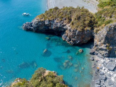 Calabria, havadan görünümü, San Nicola Arcella, bölgesindeki Cosenza kıyı şeridi. 06/26/2017. Plaj ve Tiren Denizi, koy ve Deniz Manzaralı promontories. İtalya