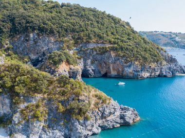 Büyük kemer, havadan görünümü, kemer Rock, Arco Magno ve plaj, San Nicola Arcella, Cosenza eyaletinde, Calabria, İtalya. 06/26/2017